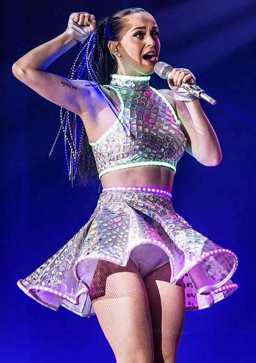 Katy-Perry--Fashion-Central-2015--02.jpg