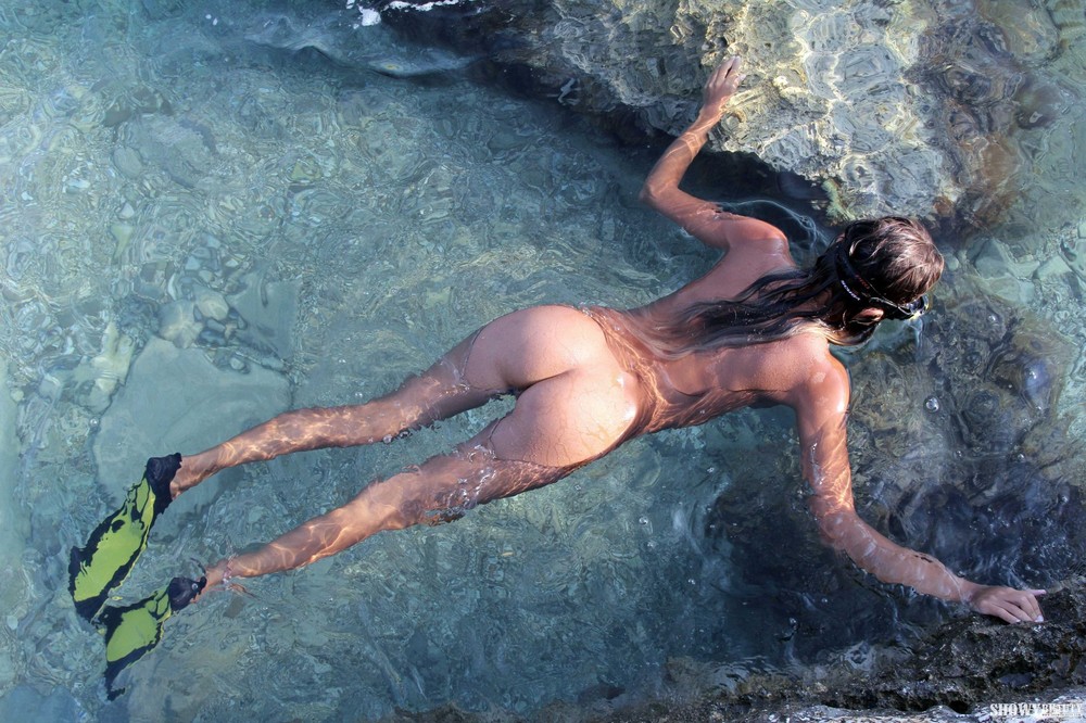 women-diving-nude