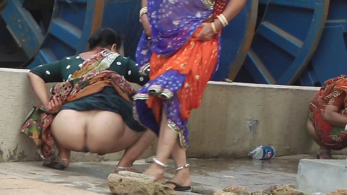 Indian saree women, no panties under the saree. 