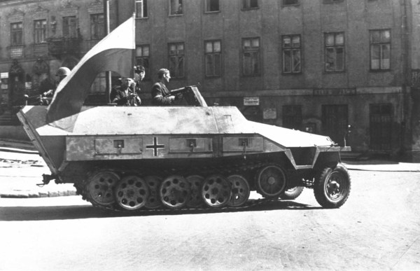 Warsaw_Uprising_-_Captured_SdKfz_251_1944.jpg