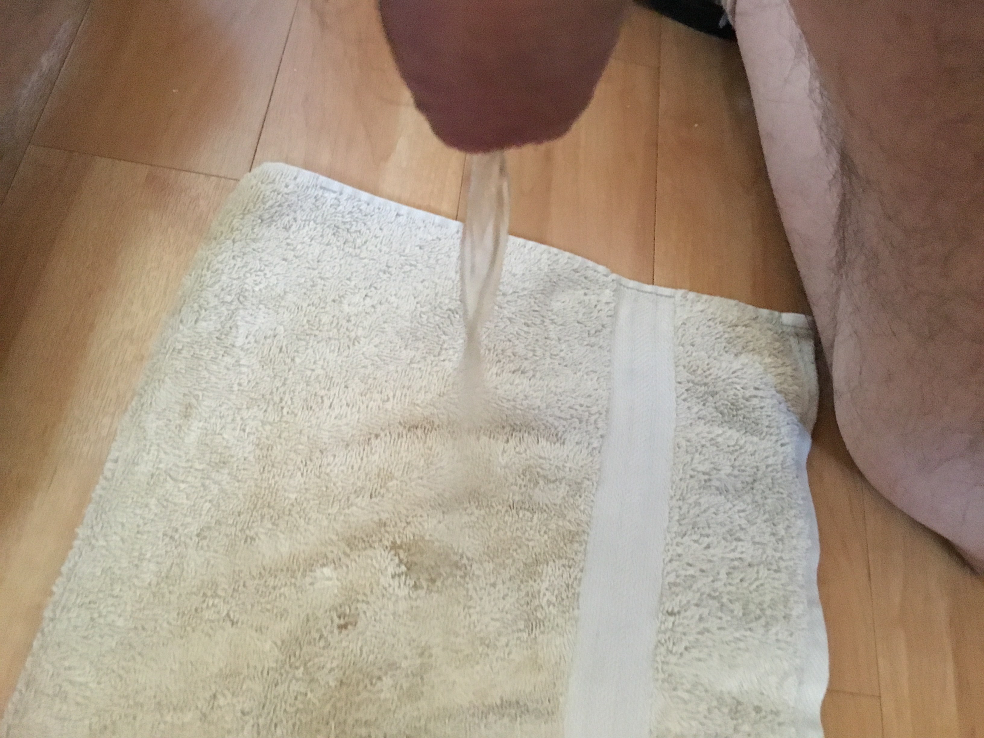 Towel Wetting - Pissing on a towel - Men Peeing: Pictures, Videos & Stories ...