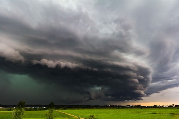 super-cell-shelf-cloud-squall-line-storm-front.jpg