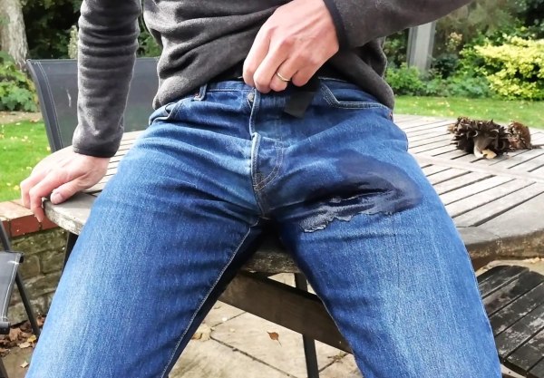 Garden table jeans wetting_Moment.jpg