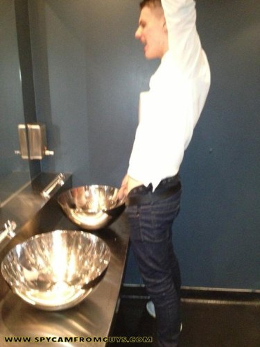 guy-peeing-in-a-sink-.thumb.jpg.b4b82ac8afdf3d1fe3cd172925addf9d.jpg