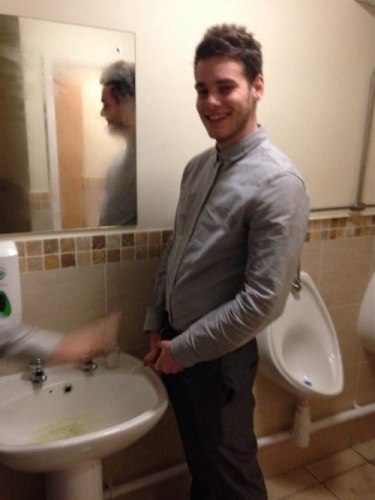 uncut-guy-pissing-in-sink.thumb.jpg.f76e5e429faad55f8e391ac4d2c2e900.jpg